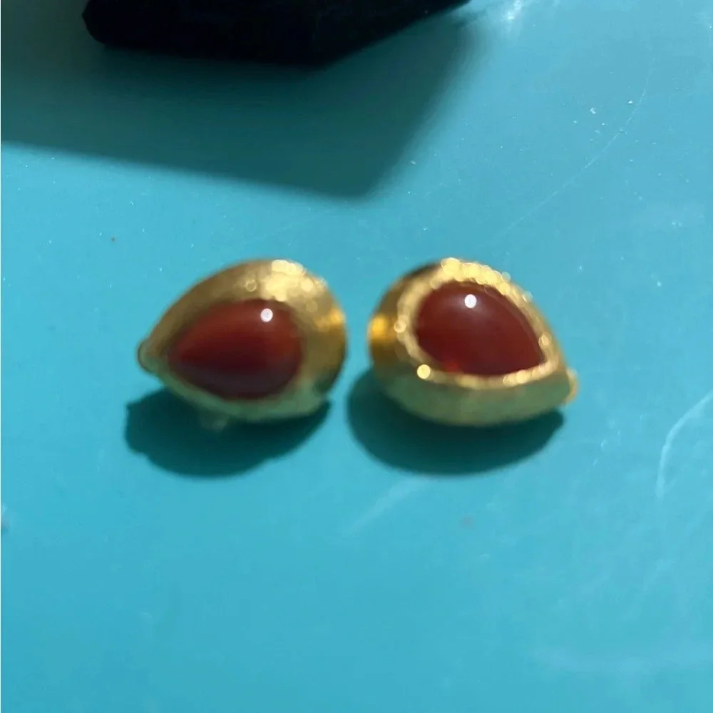 R clip earrings‎